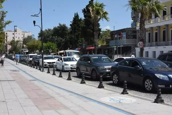 ÇANAKKALE FERİBOT İSKELESİNDE TATİLCİLERİN DÖNÜŞ YOĞUNLUĞU