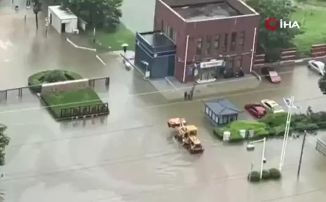 Çin'deki sel felaketinde can kaybı 33'e yükseldiKayıp 8 kişi için arama çalışmaları sürüyor Çin'deki sel felaketinde can kaybı 33'e yükseldiKayıp 8 kişi için arama çalışmaları sürüyor