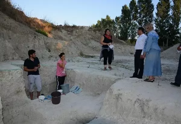 Kayıp mağarayı çoban buldu! İçinden milattan önce yapılmış tatlı çıktı Kayıp mağarayı çoban buldu! İçinden milattan önce yapılmış tatlı çıktı