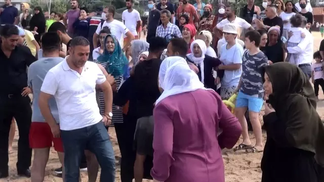 Dalgalar arasında cismi ceset sanınca herkes denize koştu