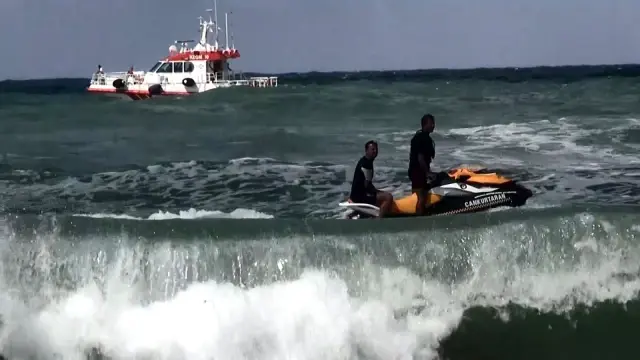 Dalgalar arasında cismi ceset sanınca herkes denize koştu