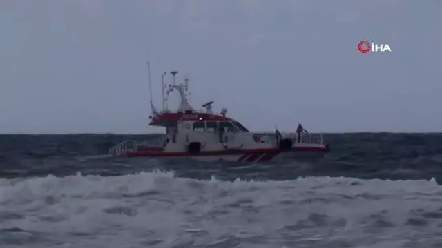 Dalgalar arasında cismi ceset sanınca herkes denize koştu