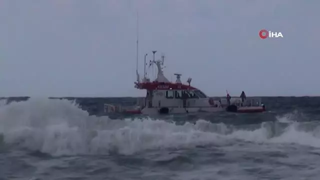 Dalgalar arasında cismi ceset sanınca herkes denize koştu
