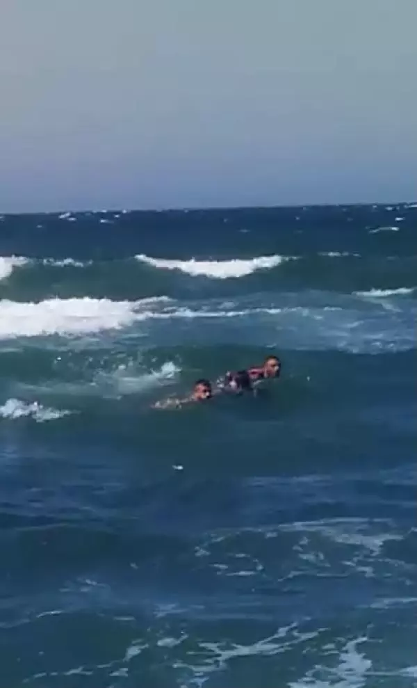 Son dakika... DALGALARA KAPILAN 2 KİŞİYİ CANKURTARANLAR KURTARDI; O ANLAR KAMERADA Son dakika... DALGALARA KAPILAN 2 KİŞİYİ CANKURTARANLAR KURTARDI; O ANLAR KAMERADA