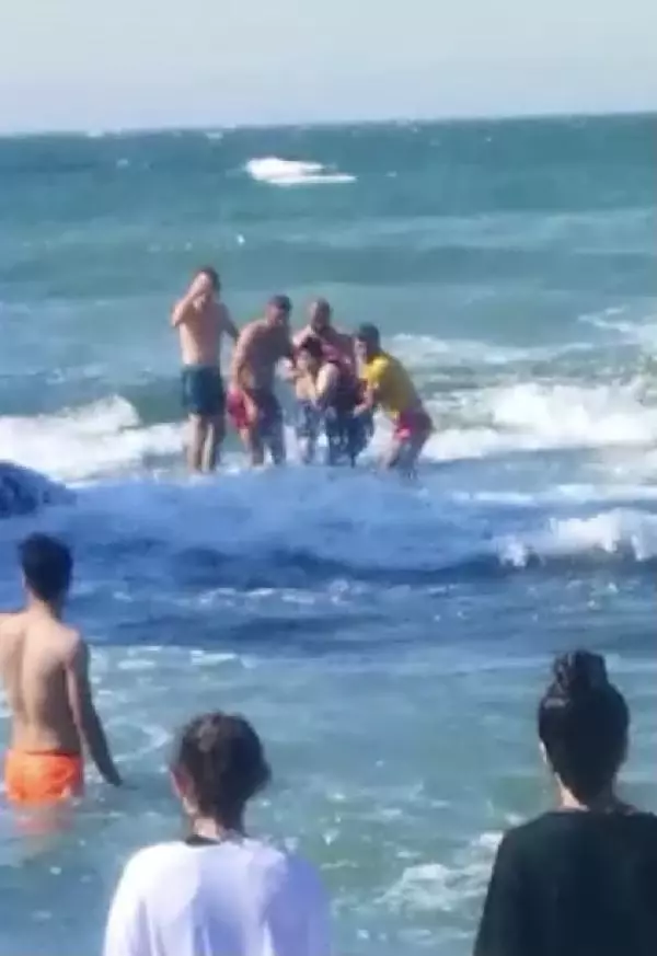 Son dakika... DALGALARA KAPILAN 2 KİŞİYİ CANKURTARANLAR KURTARDI; O ANLAR KAMERADA