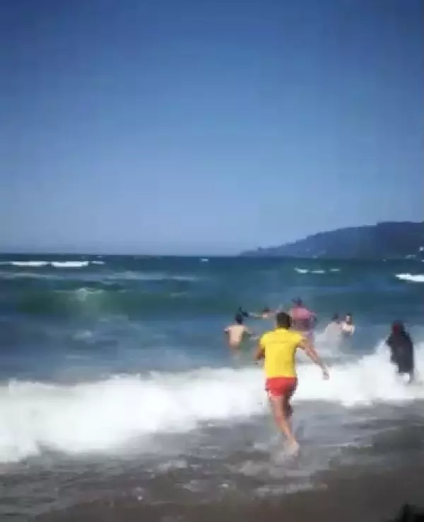 Son dakika... DALGALARA KAPILAN 2 KİŞİYİ CANKURTARANLAR KURTARDI; O ANLAR KAMERADA