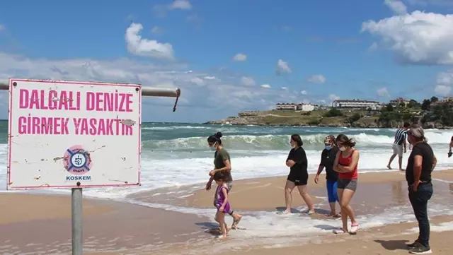Denize girmenin yasaklandığı Kandıra'da bir kişi dalgalara kapılarak boğuldu Denize girmenin yasaklandığı Kandıra'da bir kişi dalgalara kapılarak boğuldu