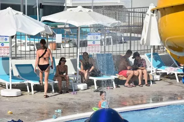 DİDİM'DE PLAJLAR VE HAVUZ BAŞLARI DOLDU