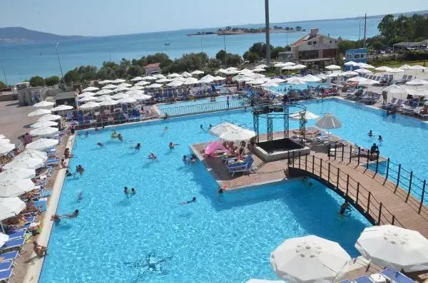 DİDİM'DE PLAJLAR VE HAVUZ BAŞLARI DOLDU