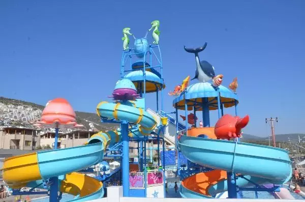 DİDİM'DE PLAJLAR VE HAVUZ BAŞLARI DOLDU