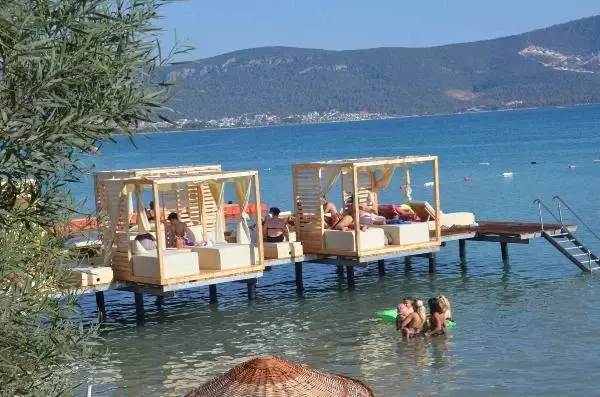 DİDİM'DE PLAJLAR VE HAVUZ BAŞLARI DOLDU
