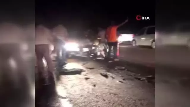 Direksiyon hakimiyetini kaybeden sürücü karşı şeride geçti: 5 yaralı Direksiyon hakimiyetini kaybeden sürücü karşı şeride geçti: 5 yaralı