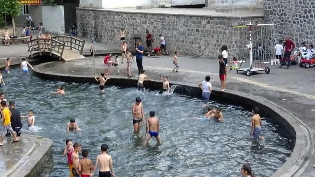Son dakika haber | Çocuklar, serinlemek için süs havuzlarını doldurdu