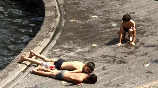 Son dakika haber | Çocuklar, serinlemek için süs havuzlarını doldurdu