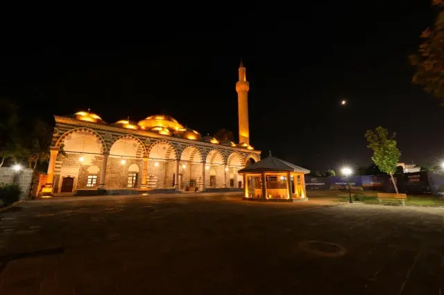 Diyarbakır'daki tarihi Kurşunlu Cami ışıklandırıldı Diyarbakır'daki tarihi Kurşunlu Cami ışıklandırıldı