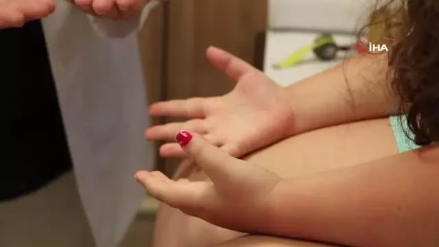 Doktorun tesadüfen muayene ettiği minik kız kör olmaktan kurtuldu