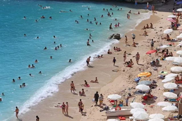 Dünyaca ünlü Kaputaş Plajı'ndaki yoğunluk drone ile görüntülendi