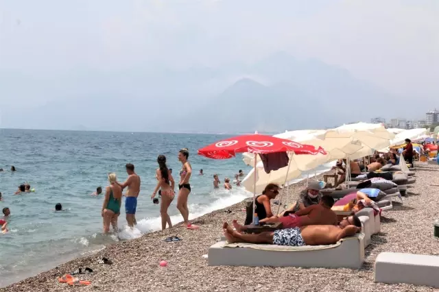 Dünyaca ünlü sahil adeta doldu taştı, sosyal mesafe unutuldu