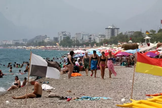 Dünyaca ünlü sahil adeta doldu taştı, sosyal mesafe unutuldu
