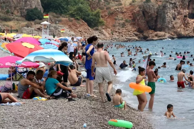 Dünyaca ünlü sahil adeta doldu taştı, sosyal mesafe unutuldu