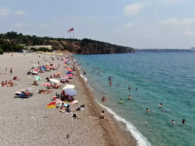 Dünyaca ünlü sahil adeta doldu taştı, sosyal mesafe unutuldu