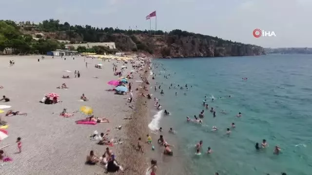 Dünyaca ünlü sahil adeta doldu taştı, sosyal mesafe unutuldu Dünyaca ünlü sahil adeta doldu taştı, sosyal mesafe unutuldu