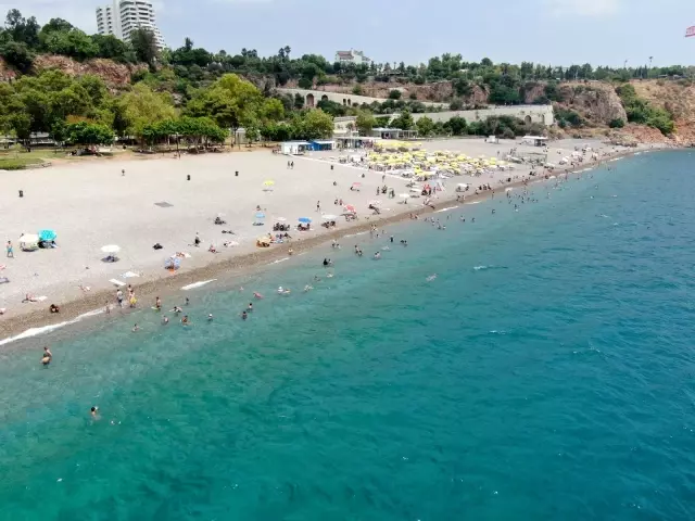 Dünyaca ünlü sahil adeta doldu taştı, sosyal mesafe unutuldu