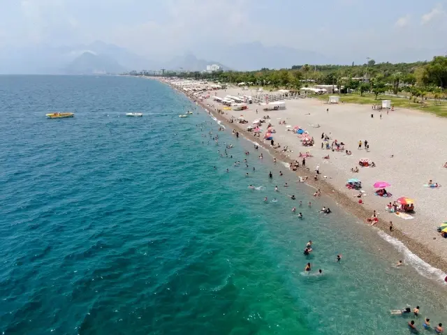 Dünyaca ünlü sahil adeta doldu taştı, sosyal mesafe unutuldu