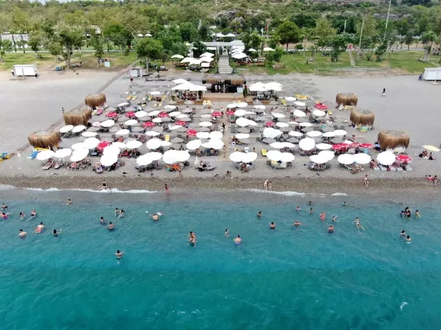 Dünyaca ünlü sahil adeta doldu taştı, sosyal mesafe unutuldu