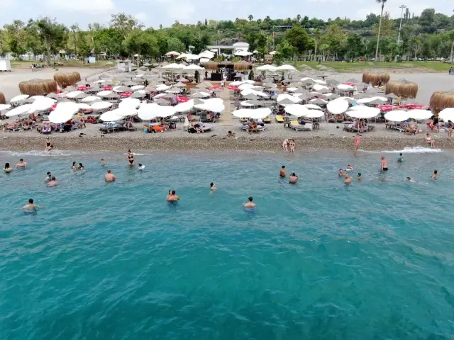 Dünyaca ünlü sahil adeta doldu taştı, sosyal mesafe unutuldu