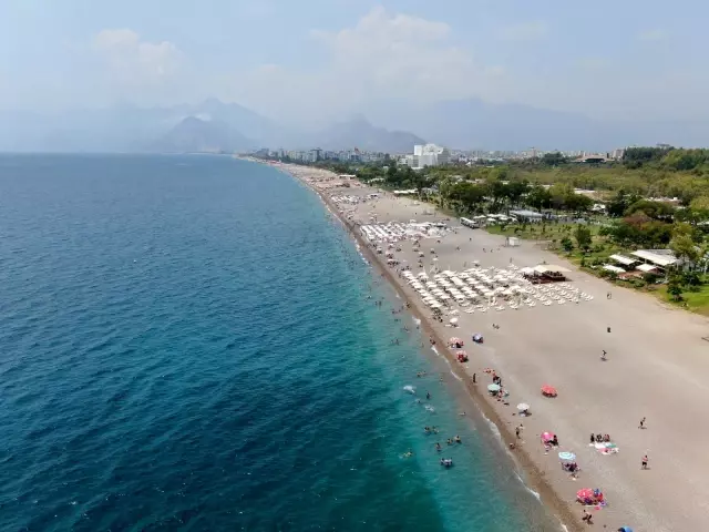 Dünyaca ünlü sahil adeta doldu taştı, sosyal mesafe unutuldu
