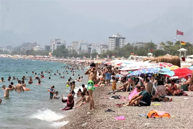 Dünyaca ünlü sahil adeta doldu taştı, sosyal mesafe unutuldu