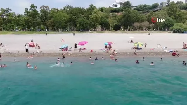 Dünyaca ünlü sahil adeta doldu taştı, sosyal mesafe unutuldu