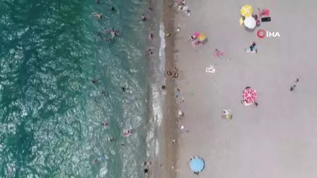 Dünyaca ünlü sahil adeta doldu taştı, sosyal mesafe unutuldu