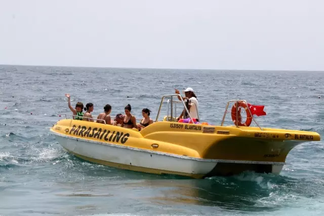 Dünyaca ünlü sahil adeta doldu taştı, sosyal mesafe unutuldu