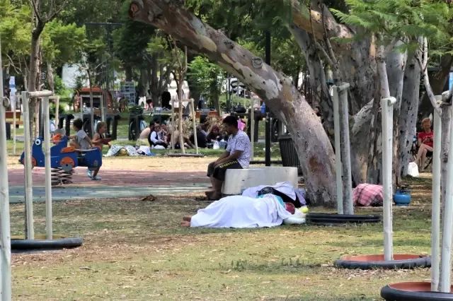 Dünyaca ünlü sahil adeta doldu taştı, sosyal mesafe unutuldu