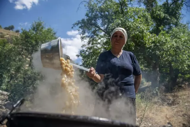 Dut pekmezi geleneksel yöntemlerle imece usulü üretiliyor