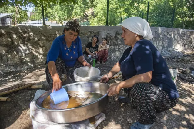 Dut pekmezi geleneksel yöntemlerle imece usulü üretiliyor