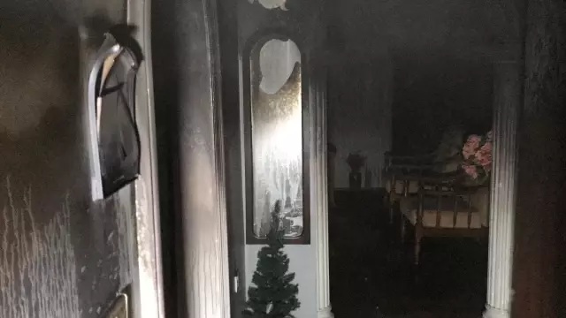 Sitedeki dairede çıkan yangın hasara neden oldu