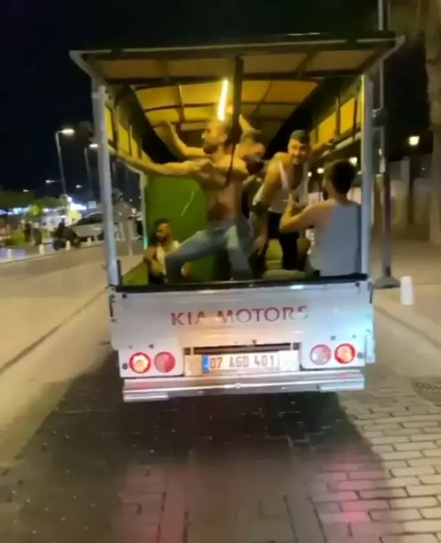 Eğlencenin dozunu kaçırıp, kamyonet kasasında kendilerinden geçtiler Eğlencenin dozunu kaçırıp, kamyonet kasasında kendilerinden geçtiler