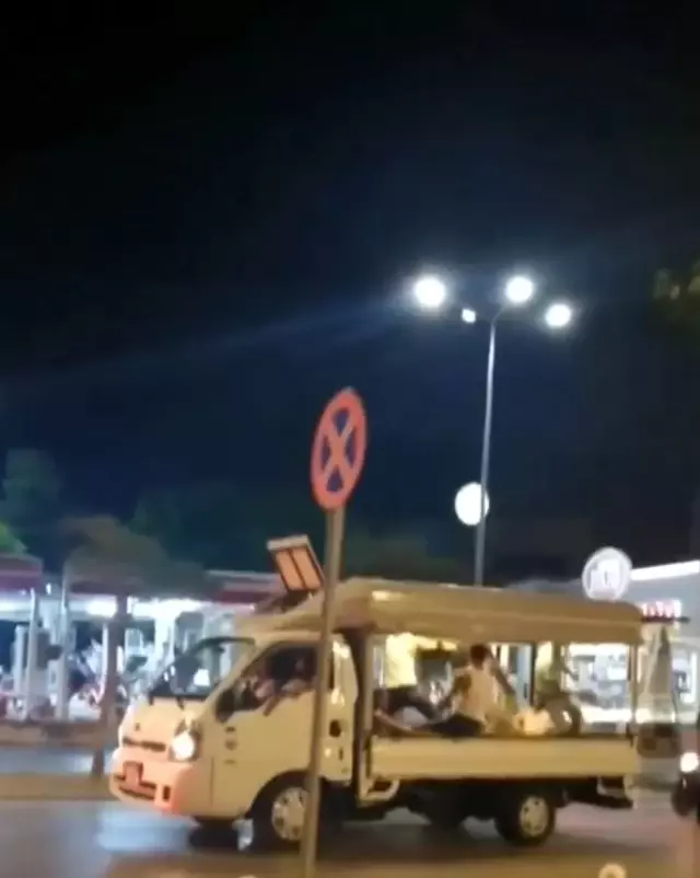 Eğlencenin dozunu kaçırıp, kamyonet kasasında kendilerinden geçtiler
