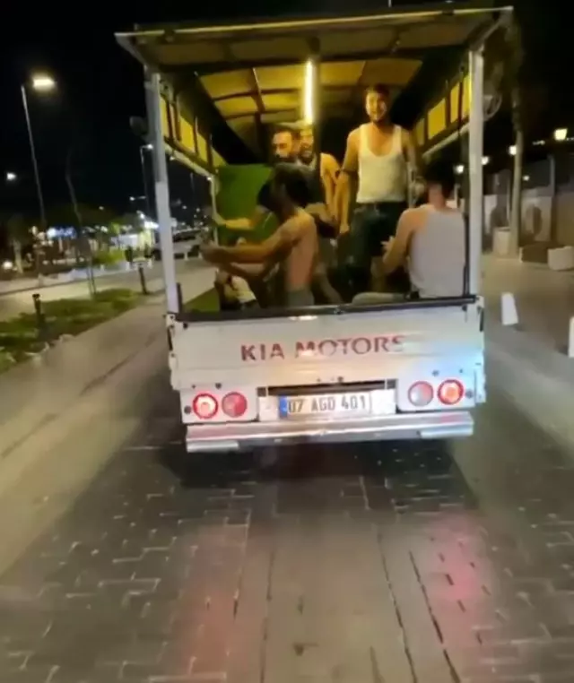 Eğlencenin dozunu kaçırıp, kamyonet kasasında kendilerinden geçtiler