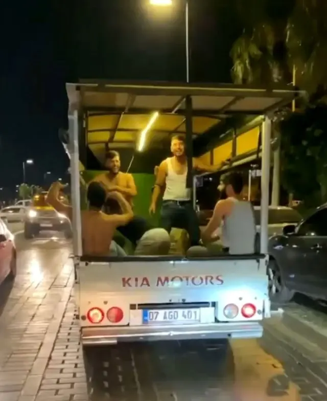 Eğlencenin dozunu kaçırıp, kamyonet kasasında kendilerinden geçtiler