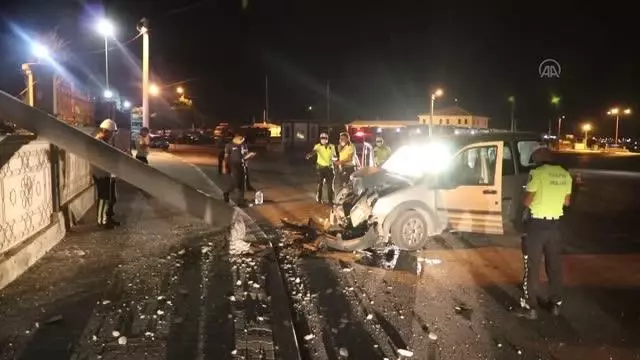 Elektrik direğine çarpan araçtaki 2 kişi ağır yaralandı