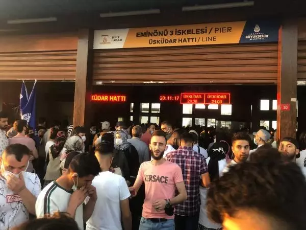 İSTANBUL EMİNÖNÜ VAPUR İSKELESİNDE BAYRAM YOĞUNLUĞU