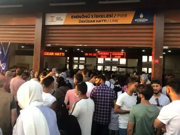 İSTANBUL EMİNÖNÜ VAPUR İSKELESİNDE BAYRAM YOĞUNLUĞU
