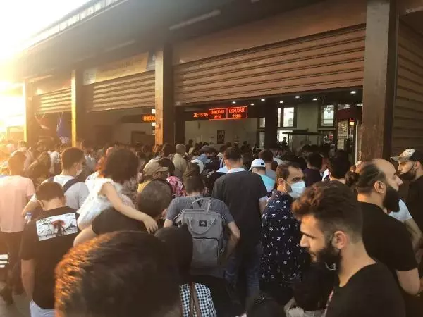 İSTANBUL EMİNÖNÜ VAPUR İSKELESİNDE BAYRAM YOĞUNLUĞU