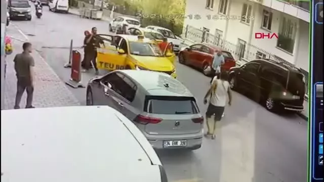 Taksinin çarptığı çocuk, metrelerce öteye savruldu! Feci kaza saniye saniye kamerada Taksinin çarptığı çocuk, metrelerce öteye savruldu! Feci kaza saniye saniye kamerada
