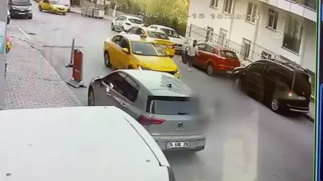 Esenyurt'ta yola fırlayan çocuğa taksinin çarptığı anlar güvenlik kamerasınca kaydedildi Esenyurt'ta yola fırlayan çocuğa taksinin çarptığı anlar güvenlik kamerasınca kaydedildi