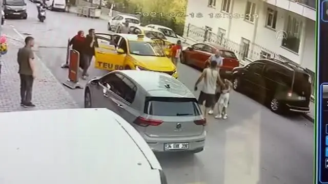 Esenyurt'ta yola fırlayan çocuğa taksinin çarptığı anlar güvenlik kamerasınca kaydedildi